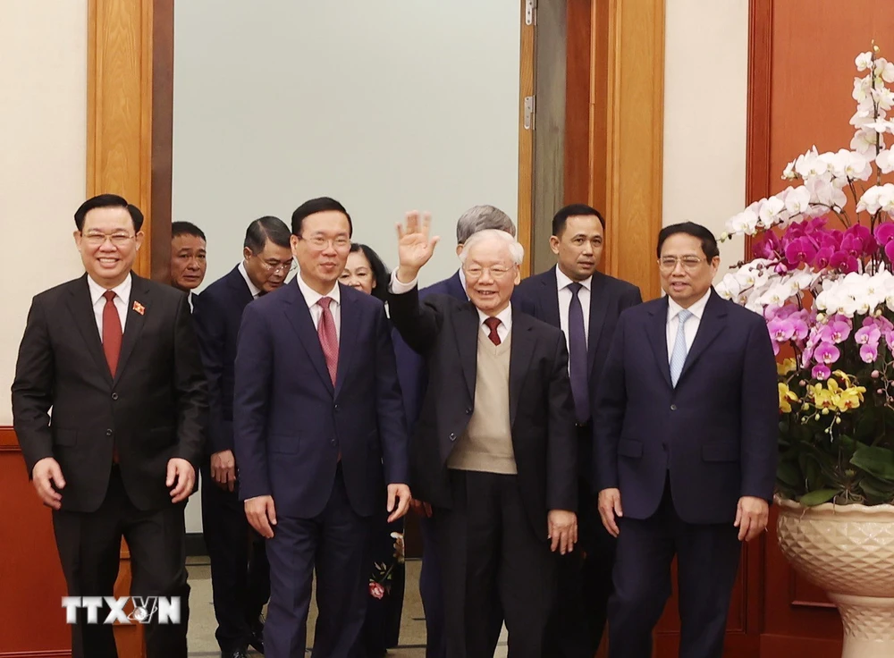 Tổng Bí thư Nguyễn Phú Trọng cùng các lãnh đạo và nguyên lãnh đạo Đảng, Nhà nước dự chúc Tết. (Ảnh: Trí Dũng/TTXVN)