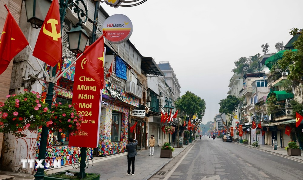 Phố phường Hà Nội trong sáng mùng Một Tết Nguyên đán Giáp Thìn 2024. (Nguồn: TTXVN)