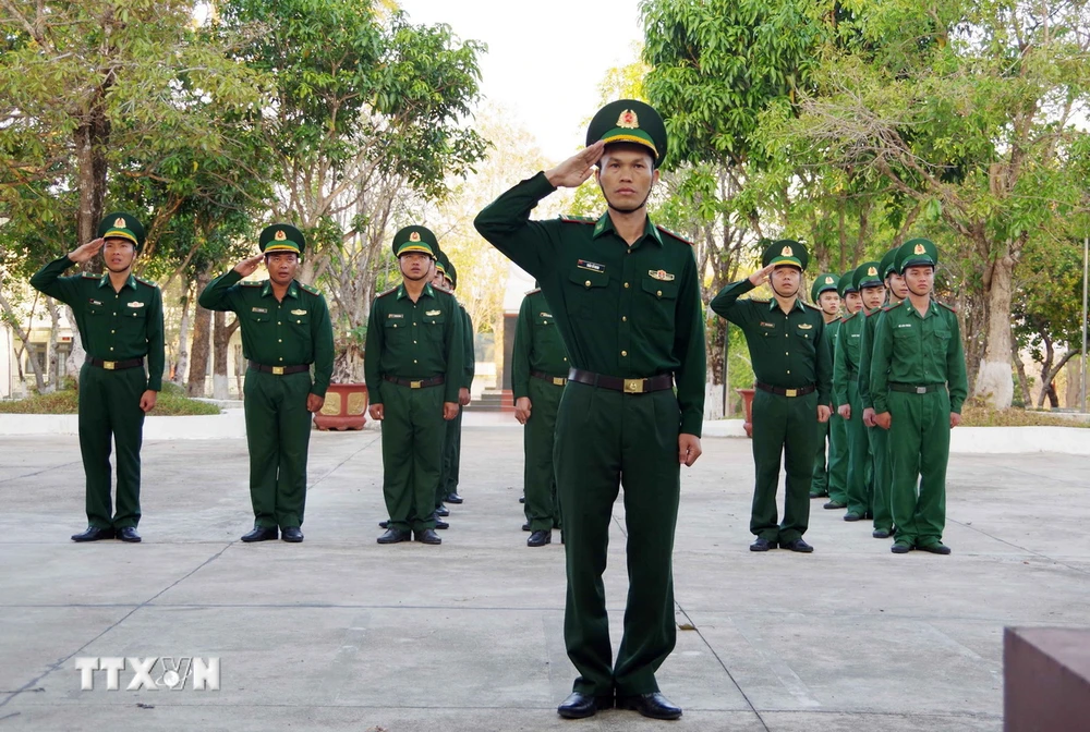 Cán bộ, chiến sỹ Đồn Biên phòng Bo Heng (Bộ đội Biên phòng tỉnh Đắk Lắk) chào cờ đầu Năm mới. (Ảnh: Hoài Thu/TTXVN)