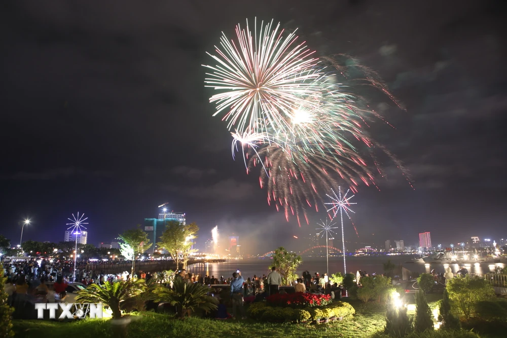 Thành phố Đà Nẵng bắn pháo hoa tại khuôn viên đường Bạch Đằng-Bình Minh 6 vào thời khắc giao thừa năm 2024. (Ảnh: Trần Lê Lâm/TTXVN)