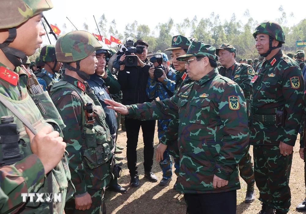 Thủ tướng Phạm Minh Chính chỉ đạo diễn tập, kiểm tra khả năng sẵn sàng chiến đấu, làm chủ vũ khí trang bị kỹ thuật mới hiện đại của Quân đoàn 12. (Ảnh: Dương Giang/TTXVN)