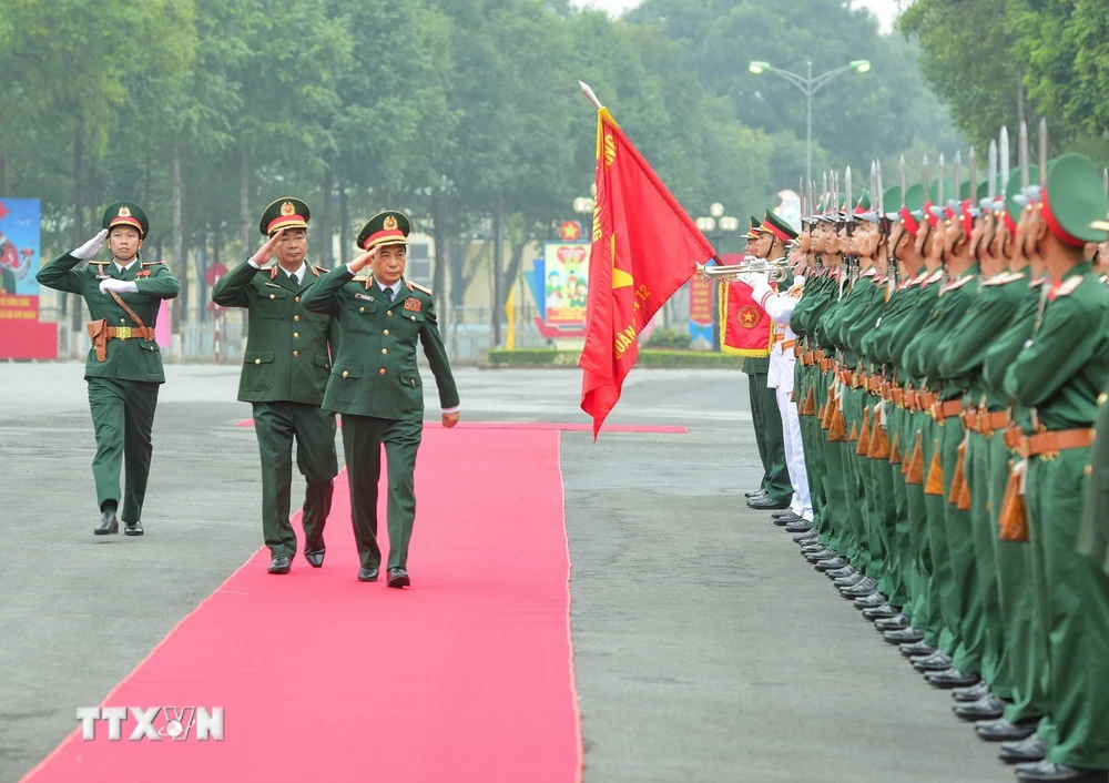 Đại tướng Phan Văn Giang, Bộ trưởng Bộ Quốc phòng duyệt đội danh dự Bộ Tư lệnh Quân đoàn 12. (Ảnh: TTXVN phát)