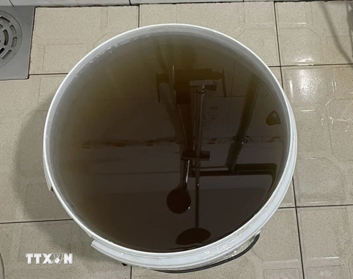 Nước máy ở thành phố Đồng Xoài bẩn đục, đổi màu ngày 9/2, tức ngày 30 Tết. (Ảnh: TTXVN phát)