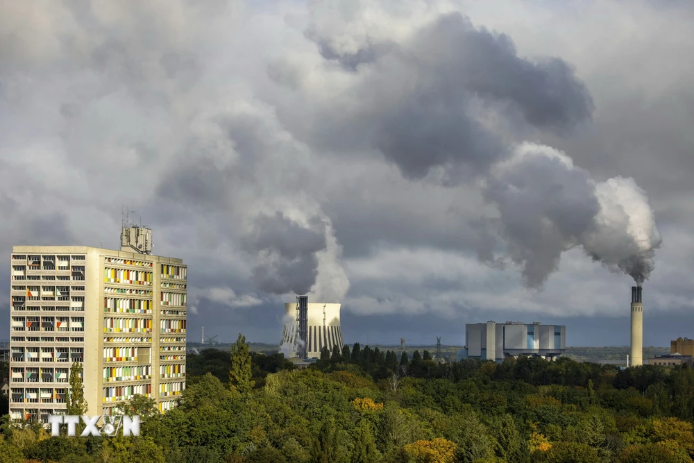 Khí thải bốc lên từ một nhà máy điện ở Berlin, Đức. (Ảnh: AFP/TTXVN)