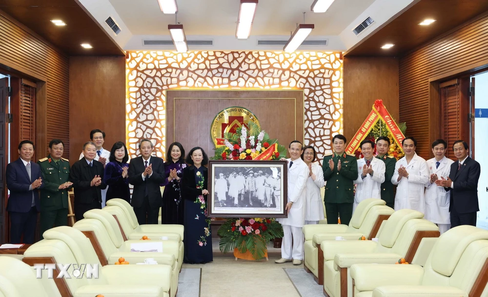 Thường trực Ban Bí thư Trương Thị Mai tặng bức ảnh Bác Hồ với ngành y tế chúc mừng các thầy thuốc Bệnh Trung ương Quân đội 108. (Ảnh: Phương Hoa/TTXVN)