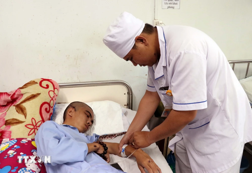 Bác sỹ của Bệnh viện Đa khoa tỉnh Ninh Thuận tận tình chăm sóc sức khỏe bệnh nhân. (Ảnh minh họa: Công Thử/TTXVN)