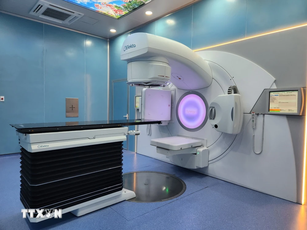 Hệ thống máy xạ trị gia tốc tuyến tính Synergy 160 lá tại Bệnh viện Trung ương Huế. (Ảnh: Mai Trang/TTXVN)