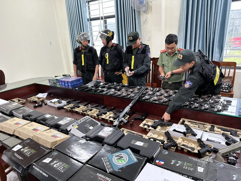 Số vũ khí quân dụng, công cụ hỗ trợ, đồ chơi nguy hiểm mà đối tượng Phan Huỳnh Thiên Đạt cất giấu.