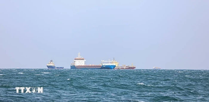 Tàu chở hàng di chuyển trên Biển Đỏ. (Ảnh: IRNA/TTXVN)