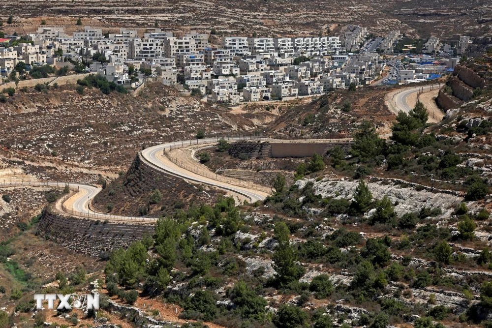 Khu định cư Givat Zeev của Israel (phía sau) và những ngôi làng của Palestine (phía trước) gần thành phố Ramallah, Bờ Tây, ngày 8/9/2023. (Ảnh: AFP/TTXVN)