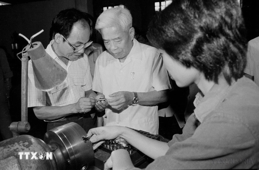 Chủ tịch Hội đồng Bộ trưởng Phạm Hùng thăm Nhà máy Cơ khí Trần Hưng Đạo (Hà Nội) ngày 30/9/1987. (Ảnh: Minh Đạo/TTXVN)
