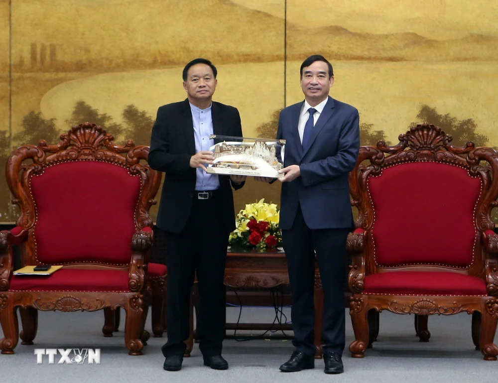 Chủ tịch UBND thành phố Đà Nẵng Lê Trung Chinh (bên phải) tặng quà lưu niệm cho ông Supasit Kocharoenyos, Tỉnh trưởng tỉnh Ubon Ratchathani của Thái Lan. (Ảnh: Trần Lê Lâm/TTXVN)