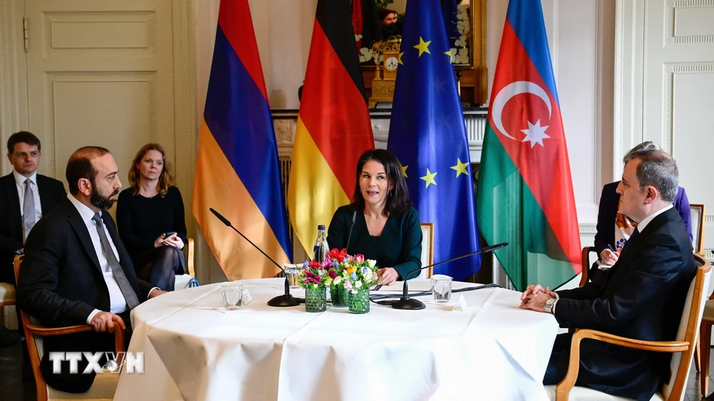 Ngoại trưởng Đức Annalena Baerbock (giữa) chủ trì cuộc đàm phán hòa bình giữa Ngoại trưởng Armenia Ararat Mirzoyan (trái) và người đồng cấp Azerbaijan Jeyhun Bayramov tại Berlin, ngày 28/2. (Ảnh: AFP/TTXVN)