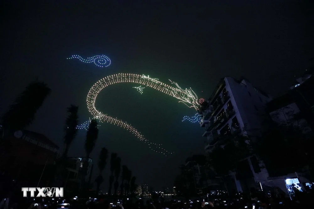 Màn trình diễn ánh sáng nghệ thuật bằng drone chào Xuân mới trên bầu trời Hà Nội. (Ảnh: Huy Hùng/TTXVN)