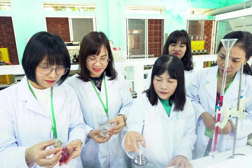 Giáo sư-tiến sỹ Hoàng Thị Thái Hòa (giữa) tham gia nghiên cứu khoa học. (Nguồn: Báo Thừa Thiên-Huế)