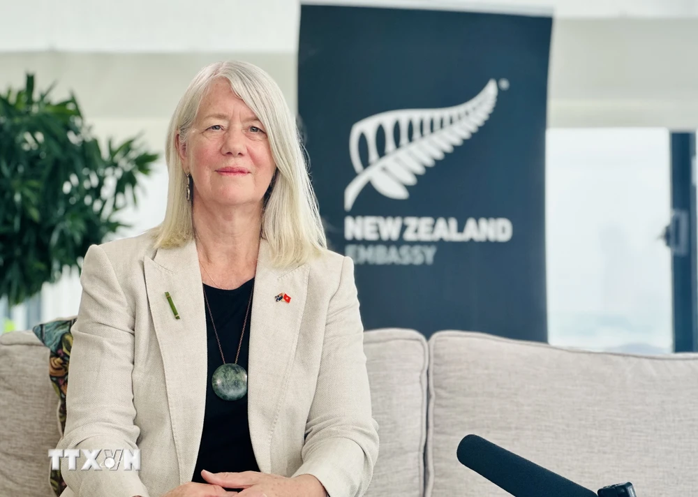 Quyền Đại sứ New Zealand tại Việt Nam Wendy Hinton trả lời phỏng vấn của phóng viên TTXVN. (Ảnh: Việt Đức/TTXVN)