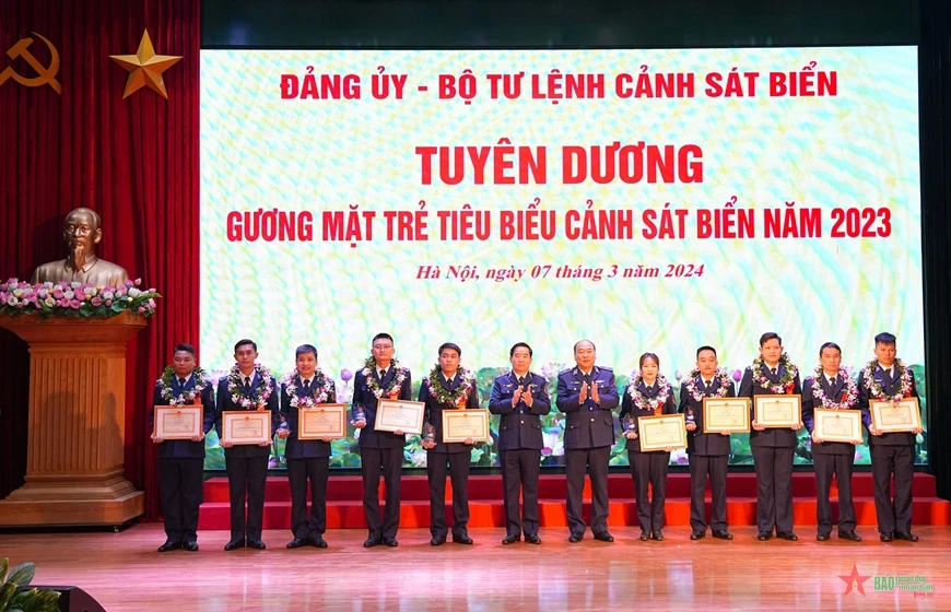 Lãnh đạo Bộ Tư lệnh Cảnh sát Biển trao bằng khen và tặng thưởng các gương mặt trẻ Cảnh sát Biển tiêu biểu và triển vọng năm 2023. (Nguồn: Quân đội Nhân dân)