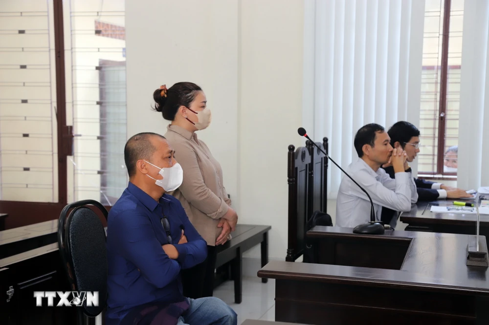 Bị cáo Lê Minh Quang và Cao Thị Thu Bích tại phiên tòa. (Ảnh: TTXVN phát)