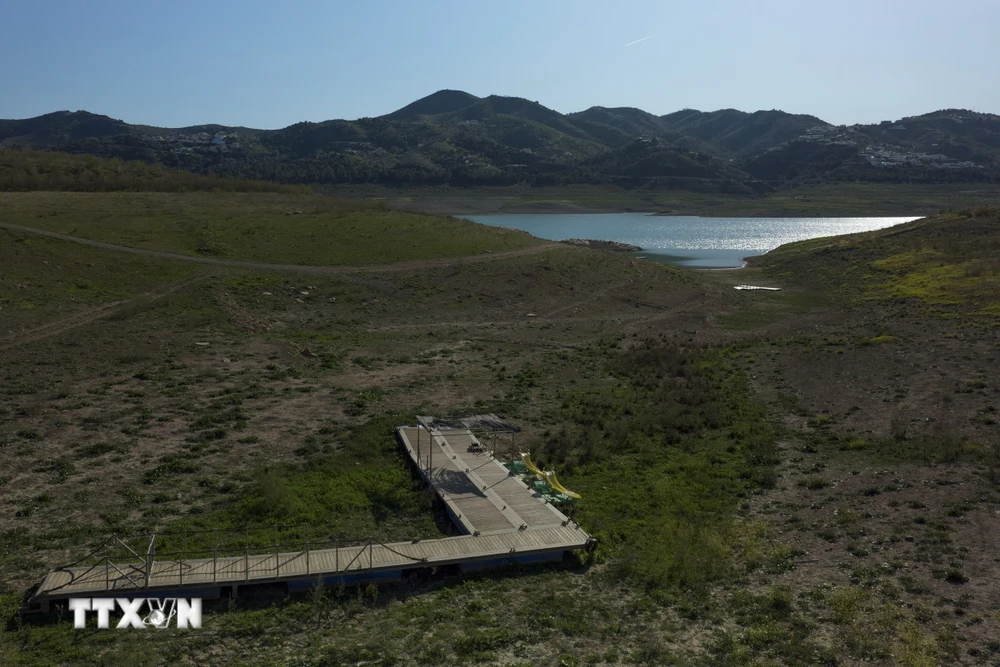 Hồ chứa nước cạn khô do hạn hán tại tỉnh Malaga, Tây Ban Nha. (Ảnh: AFP/TTXVN)
