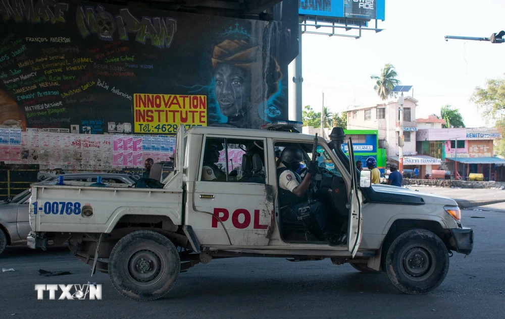 Cảnh sát Haiti gác tại thủ đô Port-au-Prince ngày 6/3. (Ảnh: AFP/TTXVN)