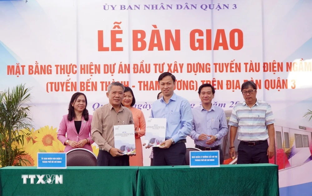 Ủy ban Nhân dân quận 3 và Ban Quản lý Đường sắt Đô thị Thành phố Hồ Chí Minh ký bàn giao mặt bằng Dự án metro Bến Thành-Tham Lương. (Ảnh: TTXVN phát)