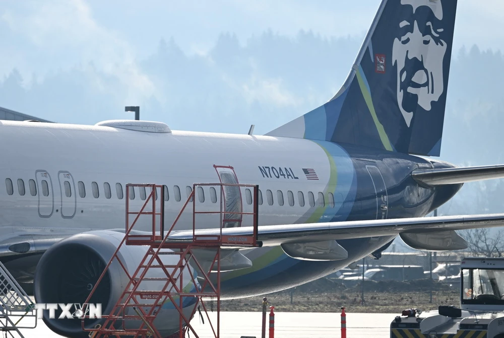 Máy bay Boeing 737 MAX của hãng hàng không Alaska Airlines hạ cánh khẩn cấp tại thành phố Portland, bang Oregon, Mỹ sau sự cố bung cửa, ngày 23/1/2024. (Ảnh: AFP/TTXVN)