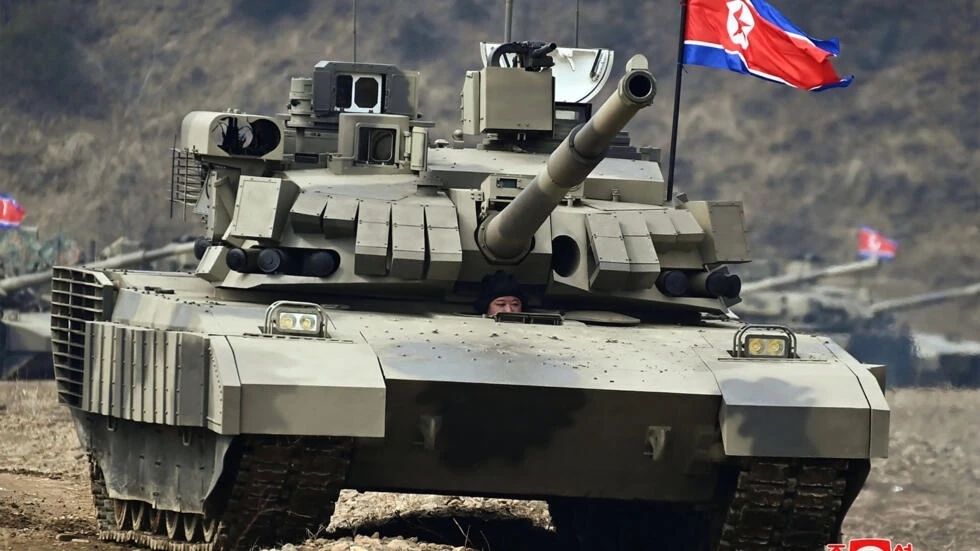 Nhà lãnh đạo Triều Tiên Kim Jong-un lái một chiếc xe tăng mới. (Nguồn: KCNA/AFP)