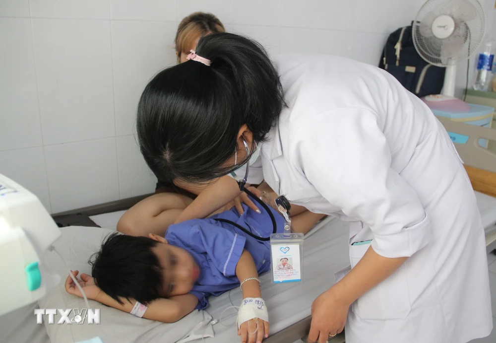Bác sỹ Bệnh viện Đa khoa Tâm Trí Nha Trang kiểm tra sức khỏe cho bệnh nhi trong vụ ngộ độc thực phẩm. (Ảnh: Phan Sáu/TTXVN)