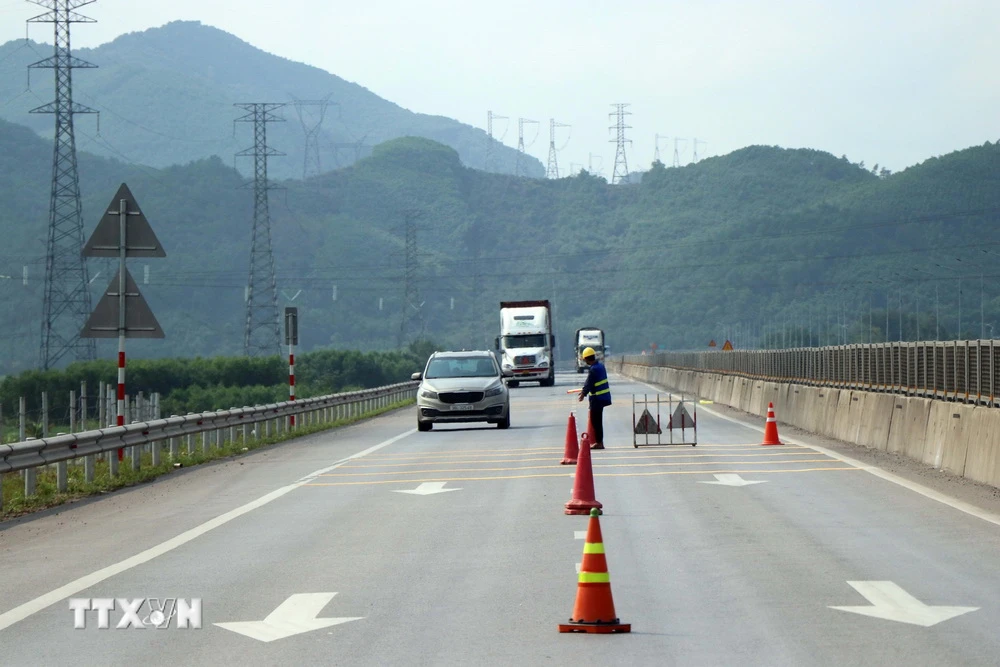 Phân luồng giao thông trên Cao tốc Cam Lộ-La Sơn, đảm bảo an toàn cho lực lượng thi công. (Ảnh: Đỗ Trưởng/TTXVN)