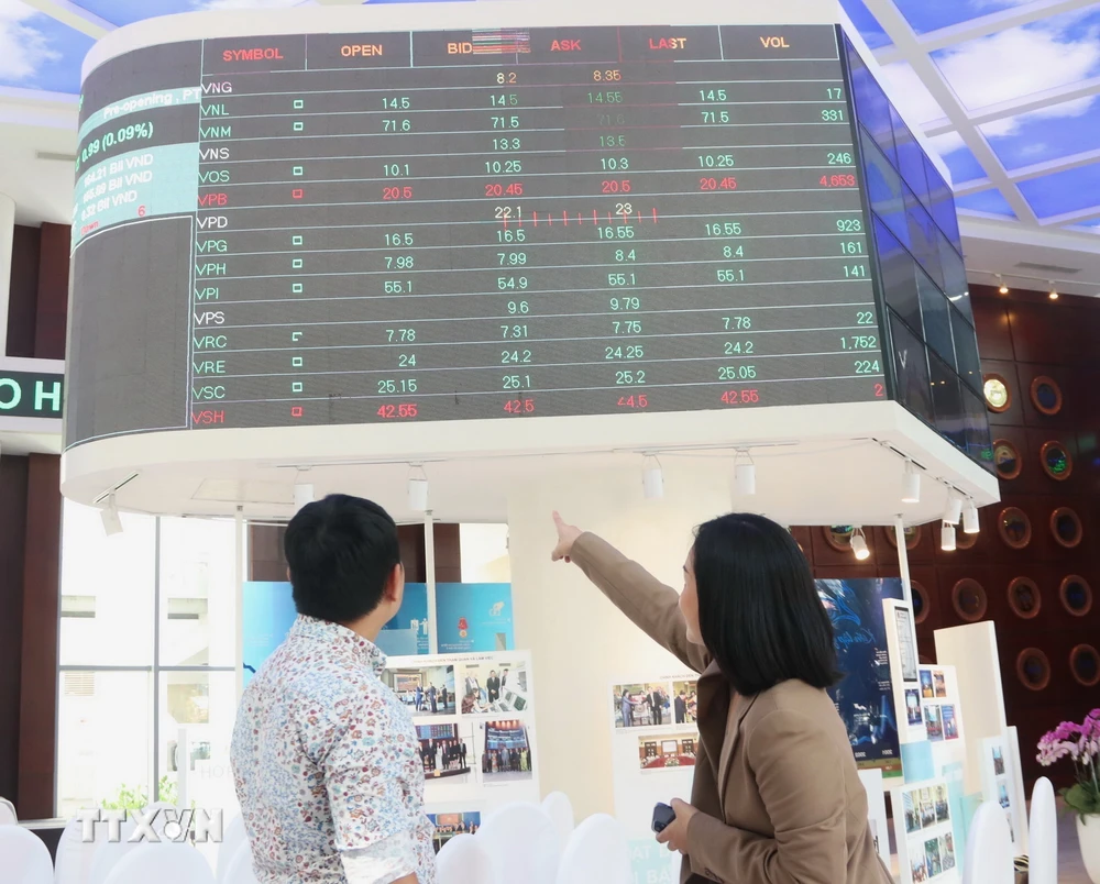 Nhà đầu tư theo dõi diễn biến thị trường chứng khoán tại Sở Giao dịch Chứng khoán Thành phố Hồ Chí Minh (HoSE). (Ảnh: Hứa Chung/TTXVN)