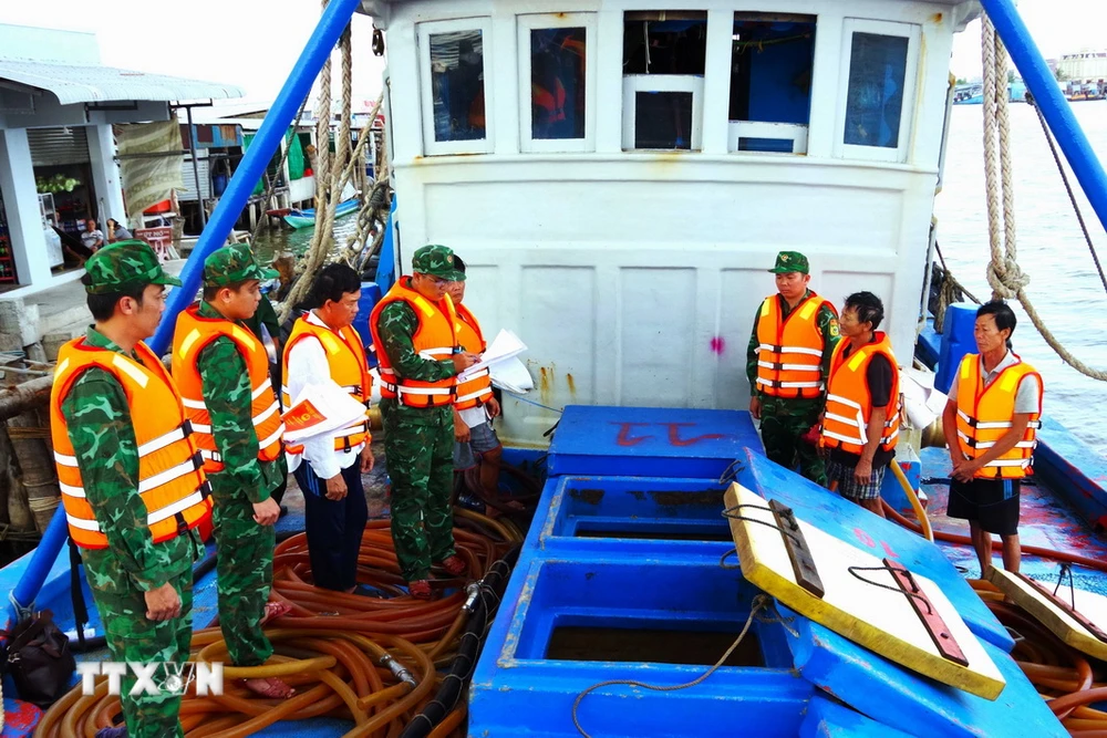 Lực lượng làm nhiệm vụ phát hiện một tàu vận chuyển trái phép dầu DO. (Ảnh TTXVN phát)