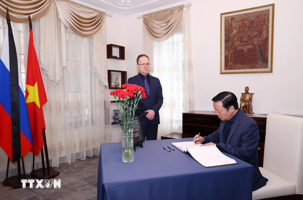 Phó Thủ tướng Trần Hồng Hà ghi sổ tang tưởng niệm các nạn nhân vụ khủng bố tại Liên bang Nga. (Ảnh: Văn Điệp/TTXVN)