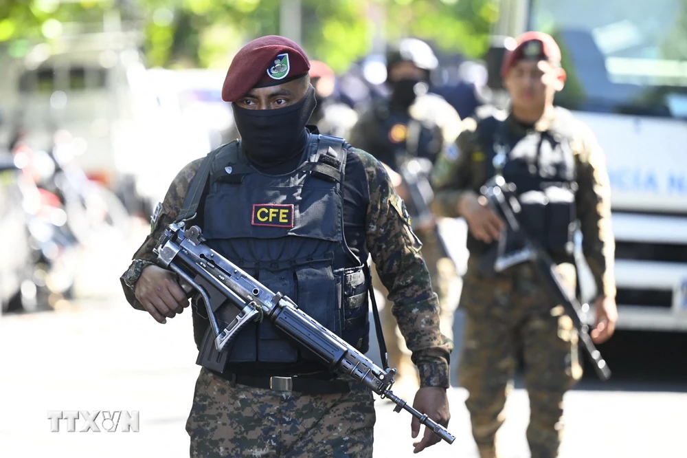 Binh sỹ El Salvador tham gia chiến dịch truy quét tội phạm. (Nguồn: Ảnh: AFP/TTXVN)