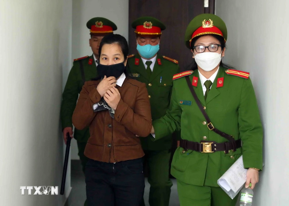 Bị cáo Nguyễn Thị Hà Thành đến phiên tòa xét xử sơ thẩm hồi năm 2022. (Ảnh: Phạm Kiên/TTXVN)