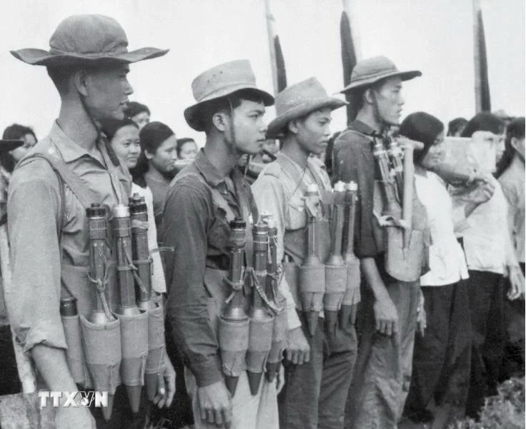 Thanh niên xung phong tỉnh An Giang lên đường tiếp viện cho bộ đội chủ lực, Đông xuân 1967-1968. (Ảnh: Nguyễn Đặng/TTXVN)