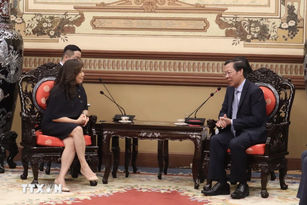 Ông Phan Văn Mãi, Chủ tịch Ủy ban Nhân dân Thành phố Hồ Chí Minh trao đổi với bà Mary Ng, Bộ trưởng phát triển kinh tế, thương mại quốc tế và xúc tiến xuất khẩu Canada tại cuộc gặp. (Ảnh: Xuân Anh/TTXVN)