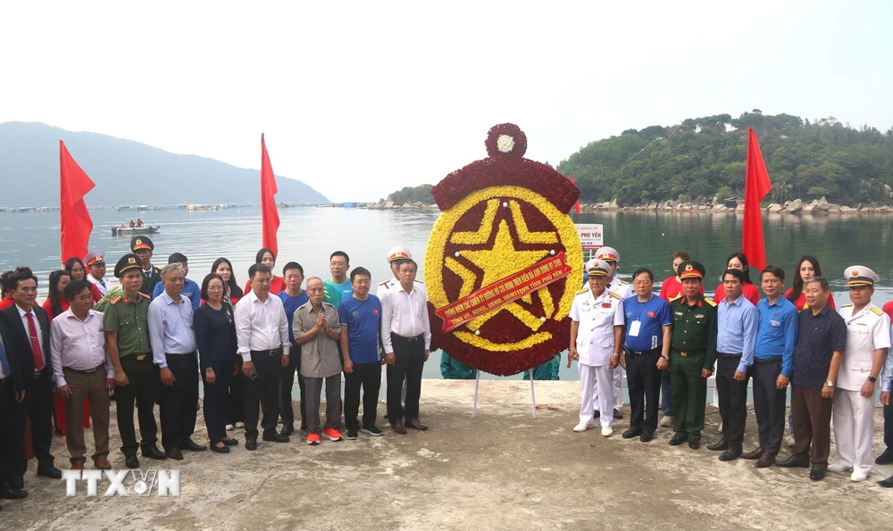 Lãnh đạo tỉnh Phú Yên cùng cán bộ, chiến sỹ, nhân dân dâng hoa tưởng nhớ các anh hùng liệt sỹ tại bến Vũng Rô. (Ảnh: Tường Quân/TTXVN)