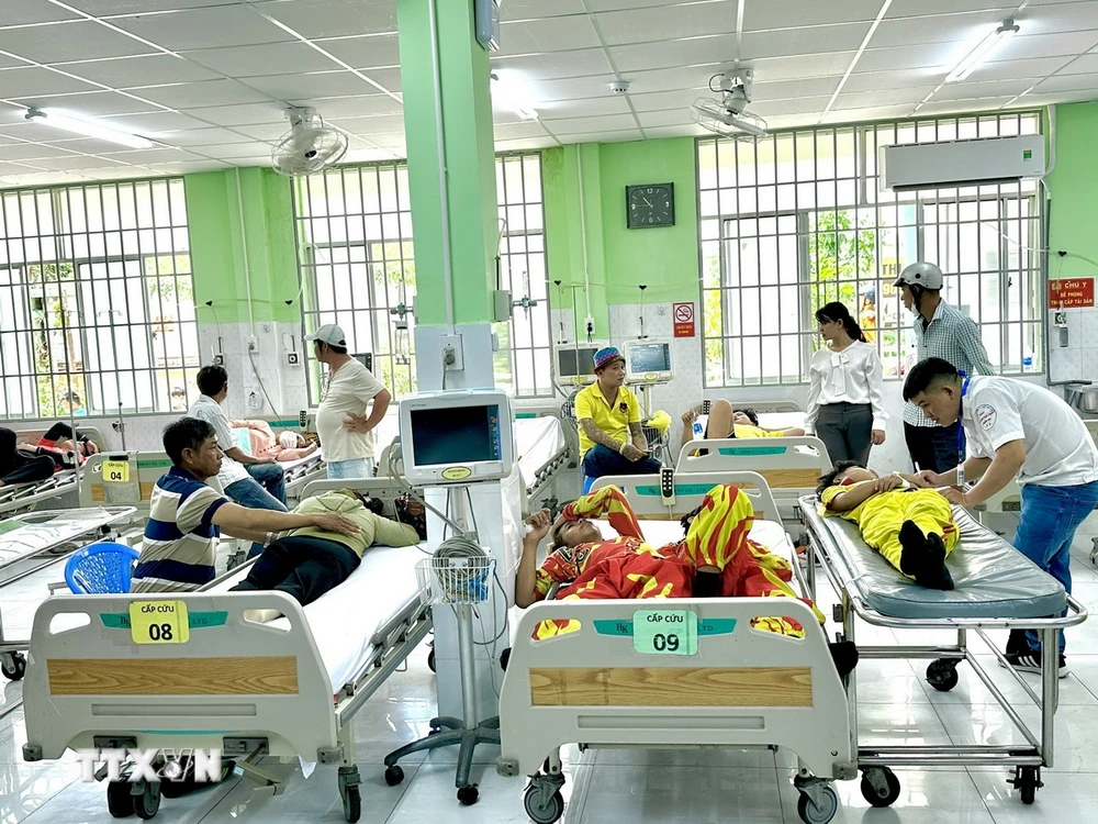 Đội ngũ y, bác sỹ thành phố Thuận An, tỉnh Bình Dương tích cực chăm sóc bệnh nhân vừa nhập viện. (Ảnh: TTXVN phát)