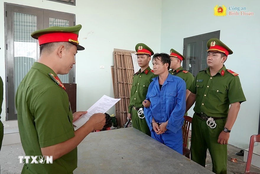 Công bố quyết định khởi tố vụ án, khởi tố bị can và thi hành lệnh bắt tạm giam đối với Nguyễn Hữu Chính. (Ảnh: TTXVN phát)