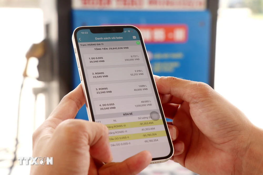 Doanh nghiệp quản lý dữ liệu xuất hóa đơn điện tử sau mỗi lần bán xăng được kết nối từ trụ bơm đến điện thoại cá nhân. (Ảnh: Thu Hiền/TTXVN)