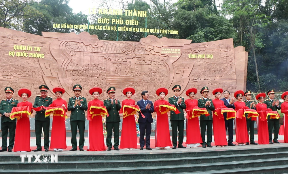 Cắt băng khánh thành bức phù điêu 'Bác Hồ nói chuyện với Đại đoàn quân Tiên Phong' tại Ngã 5 Đền Giếng. (Ảnh: Tạ Toàn/TTXVN)
