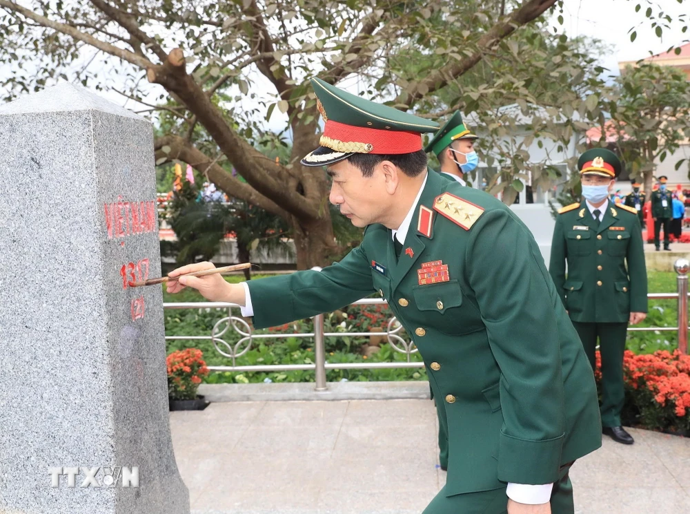 Bộ trưởng Quốc phòng Phan Văn Giang thực hiện nghi thức tô sơn cột mốc 1317 (2) thuộc địa bàn xã Hoành Mô, huyện Bình Liêu, tỉnh Quảng Ninh trong chương trình Giao lưu hữu nghị quốc phòng biên giới Việt Nam-Trung Quốc lần thứ 6, chiều 24/4/2021. (Ảnh: Trọng Đức/TTXVN)