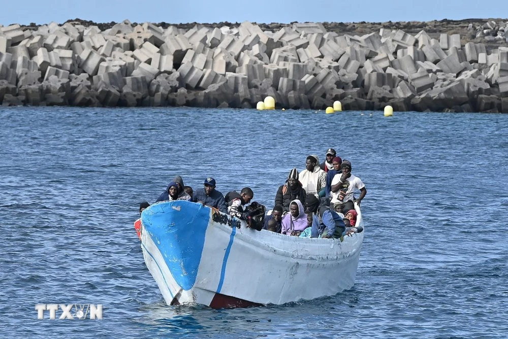 Người di cư được đưa tới cảng La Restinga, quần đảo Canary, Tây Ban Nha, sau khi được giải cứu trên biển. (Ảnh: AFP/TTXVN)