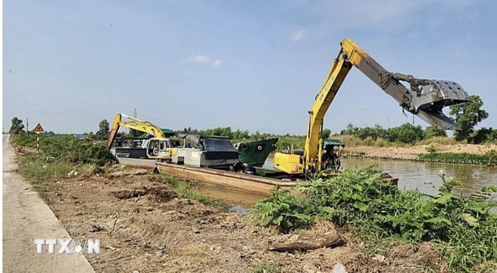 Phương tiện các đối tượng dùng để khai thác khoáng sản trái phép bị tạm giữ. (Ảnh: TTXVN phát)