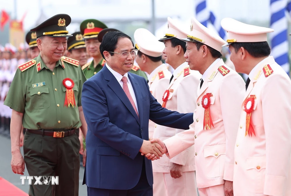 Thủ tướng Phạm Minh Chính với lãnh đạo Bộ Công an tham dự Lễ kỷ niệm. (Ảnh: Dương Giang/TTXVN)