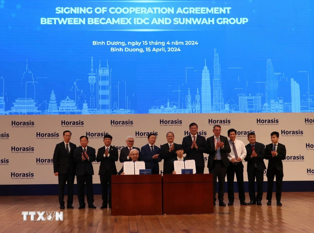 Lễ ký kết thỏa thuận hợp tác giữa Tổng Công ty Becamex IDC và Tập đoàn Sunwah (Trung Quốc). (Ảnh: Dương Chí Tưởng/TTXVN)