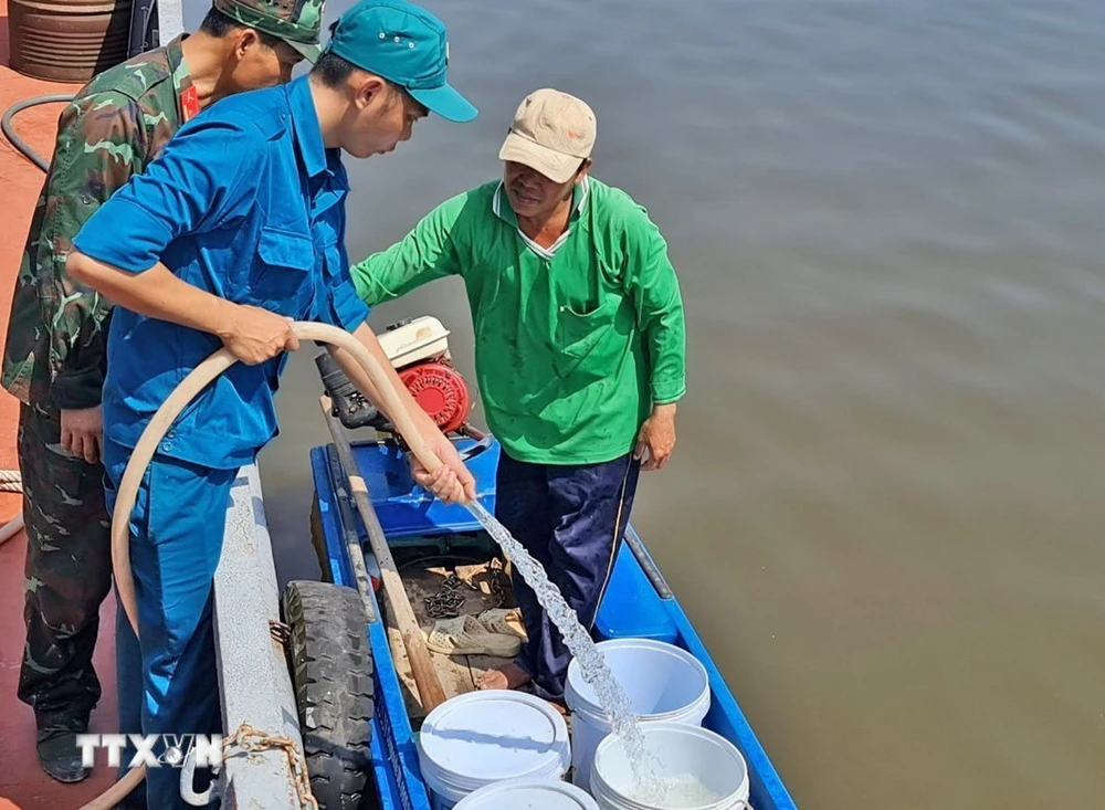 Lữ đoàn Vận tải 659 thuộc Bộ Tư lệnh Quân khu 9 điều 3 tàu chở hơn 1.700m3 nước ngọt cung cấp cho người dân Cà Mau. (Ảnh: Huỳnh Anh/TTXVN)