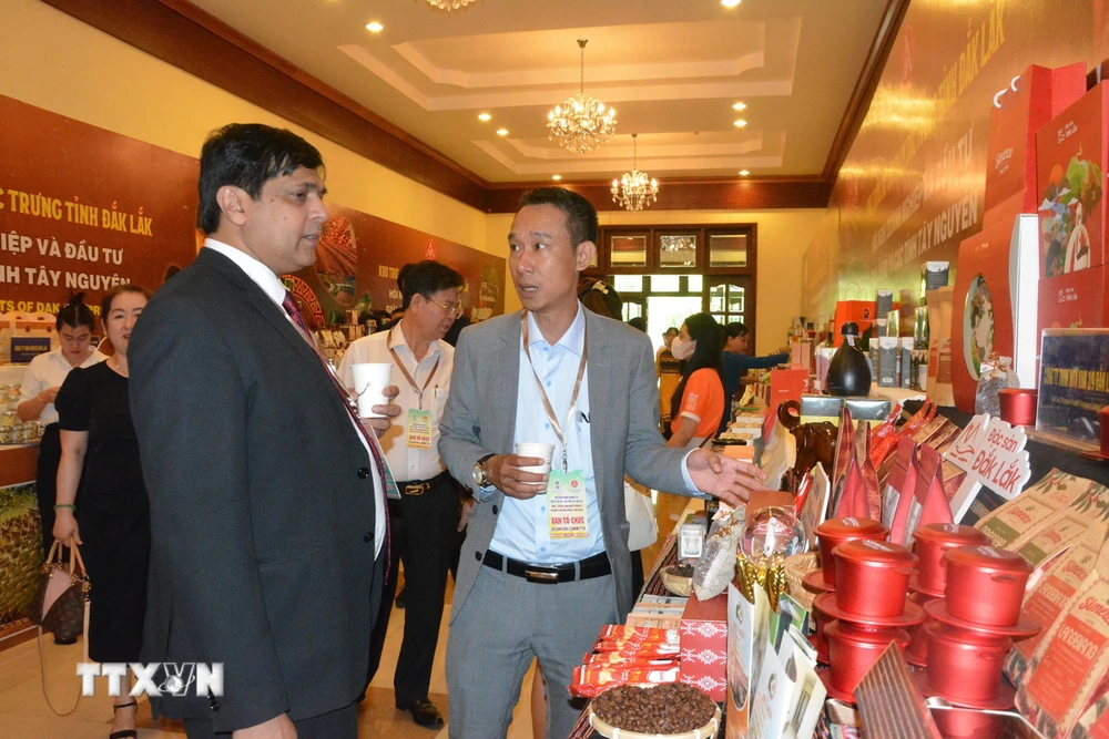 Đại biểu Ấn Độ tìm hiểu về sản phẩm càphê của tỉnh Đắk Lắk. (Ảnh: Tuấn Anh/TTXVN)