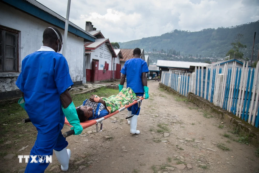Nhân viên y tế chuyển bệnh nhân mắc bệnh tả tại bệnh viện ở Masisi, Cộng hòa Dân chủ Congo. (Ảnh: AFP/TTXVN)