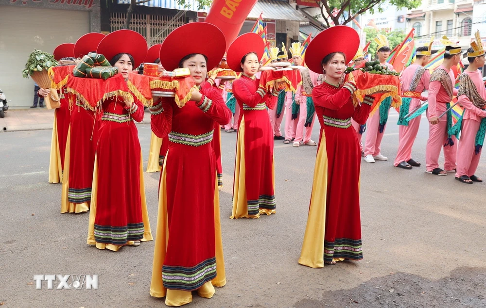 Dâng lễ vật lên các Vua Hùng. (Ảnh: Hoài Thu/TTXVN)